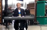 Tom Odell canta 'Another love' per i profughi ucraini nella stazione di Bucarest