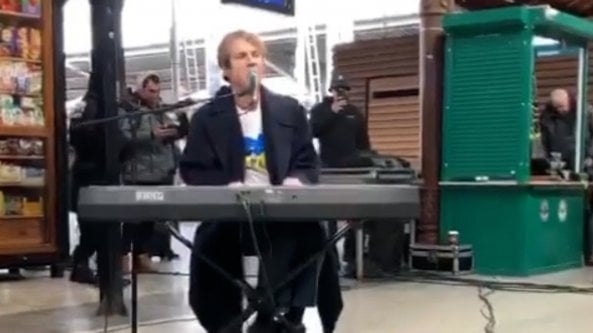Tom Odell canta 'Another love' per i profughi ucraini nella stazione di Bucarest