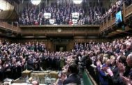 La standing ovation della Camera dei comuni inglese per Zelensky