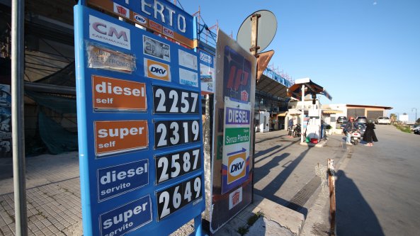 Il governo pronto a tagliare i prezzi di benzina e diesel