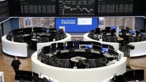 Il prezzo del petrolio corre con il bando Usa alla Russia. Borse miste, in calo lo spread sull'idea di Eurobond per l'energia