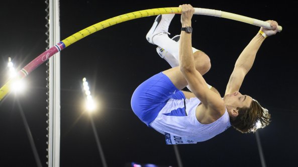 Duplantis sempre più nella storia: porta il record mondiale nel salto con l'asta a 6.19
