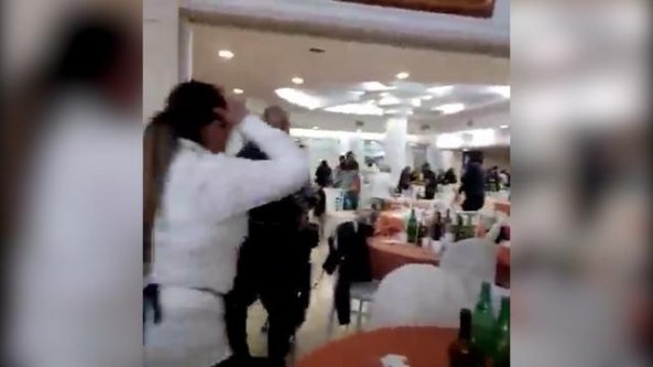Maxi rissa in un ristorante per la festa della donna