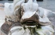 Vandali danneggiano la fontana di piazza Colonna: staccato pezzo di un delfino
