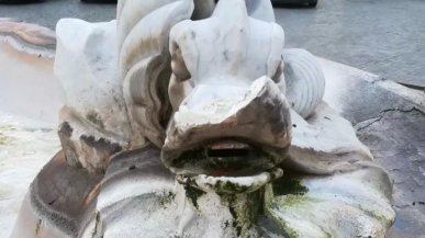 Vandali danneggiano la fontana di piazza Colonna: staccato pezzo di un delfino