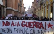 Hanno tutti ragione | Né con Putin né con la Nato, il terrapiattismo della sinistra antagonista