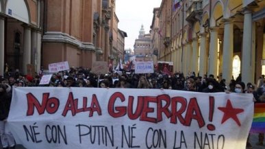 Hanno tutti ragione | Né con Putin né con la Nato, il terrapiattismo della sinistra antagonista