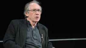 Ian McEwan: l'Ucraina e noi, spettatori dell’abisso