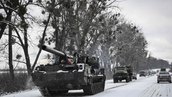 La colonna di carri armati a nord di Kiev si è sparpagliata tra i boschi.  