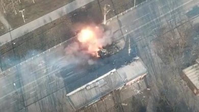 L'agonia del tank russo tra i palazzi di Mariupol