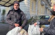 L'edicolante che raccoglie vestiti per i profughi dell'Ucraina