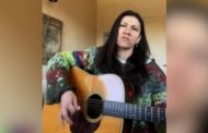 Elisa canta 