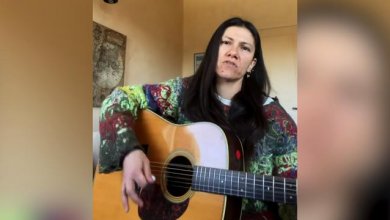 Elisa canta 