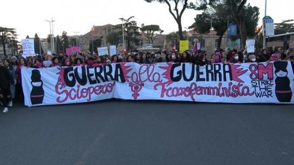 8 marzo, la protesta femminista contro la guerra: 