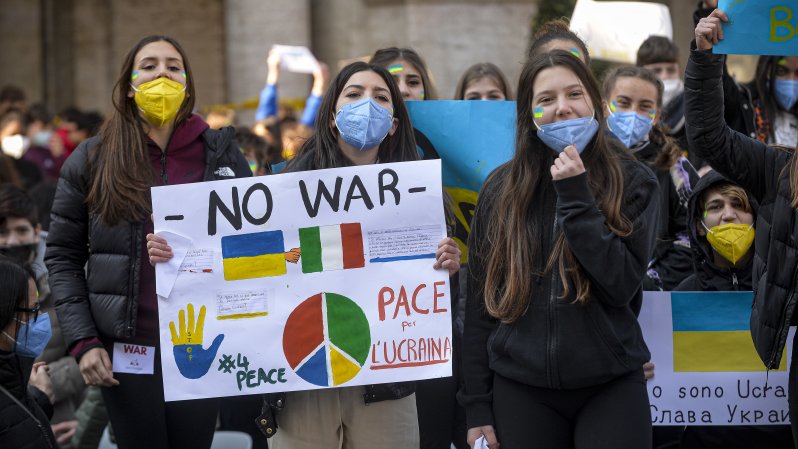 Scuola, la voglia di capire più forte della paura della guerra: le domande assillanti degli studenti sull'Ucraina