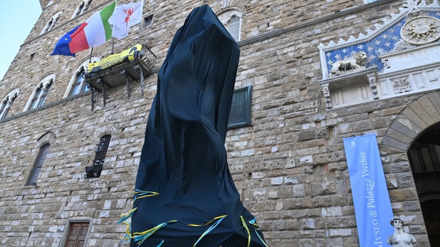 Firenze, dà fuoco al drappo nero sul David per la guerra in Ucraina: arrestato