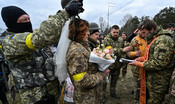 Una coppia di volontari per la difesa dell'Ucraina si è sposata a un checkpoint di Kiev