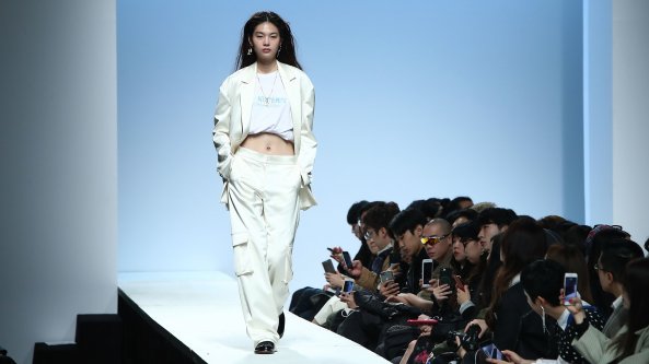 Il pantalone cargo è di nuovo qui: come sceglierlo e indossarlo