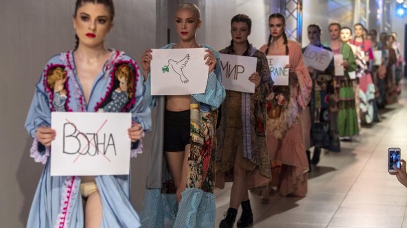 Crisi Ucraina, Capasa: “Ci costerà, ma è giusto che la moda rispetti il blocco alla Russia”