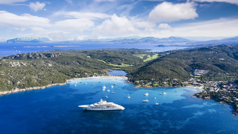 Porto Cervo, tra i licenziati dai magnati russi: “Addio paghe super”