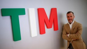 Vivendi svaluta ancora Tim ma dà fiducia a Labriola