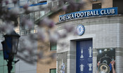 La partita tra il Norwich e il Chelsea divisa tra i cori per Abramovich e le bandiere Ucraine vietate