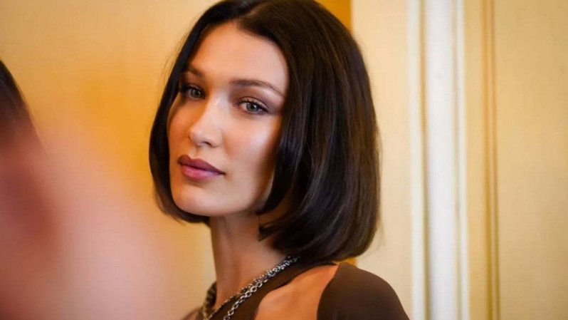 Bella Hadid e la rinoplastica a 14 anni: perché è meglio aspettare la maggiore età   