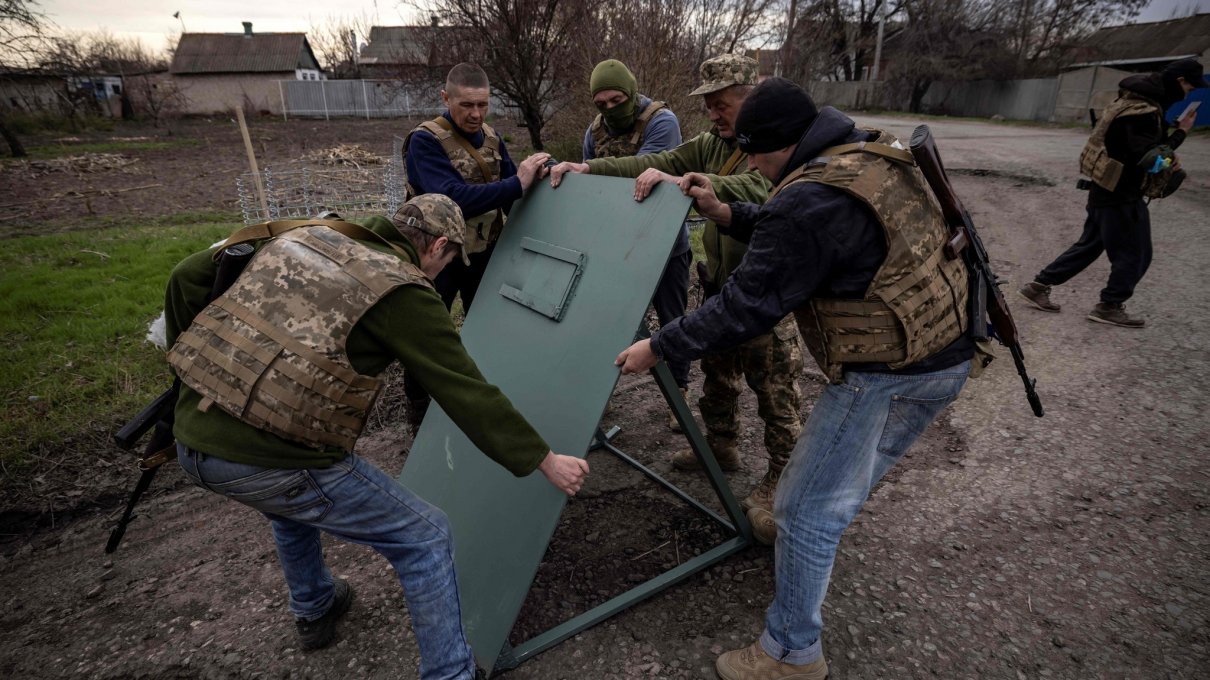 Ucraina - Russia, le news di oggi dalla guerra. Nuove testimonianze di atrocità sui civili. Il Donbass e il fronte meridionale tornano al centro dello scontro