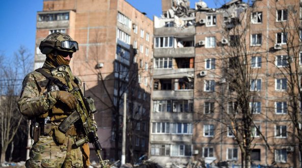 Uomini in fuga da Donetsk per evitare lo scontro finale