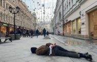 A Mosca croci, nastri e monete: le proteste creative per bucare la censura