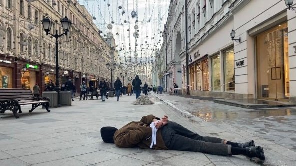 A Mosca croci, nastri e monete: le proteste creative per bucare la censura