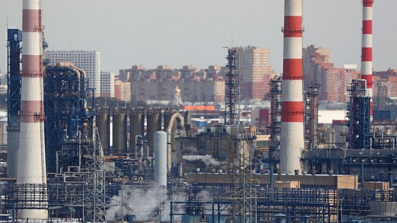 Sanzioni alla Russia, l’Europa divisa tenta il bando al petrolio russo. Stop al gas “impossibile”