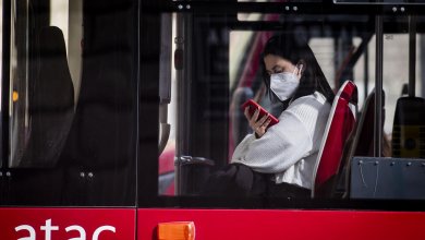 Covid, a maggio mascherina sui bus e al cinema. “Negli altri luoghi sarà raccomandata”