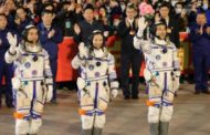 Cina, rientrati dopo sei mesi i tre astronauti della missione Shenzhou-13