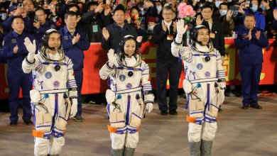 Cina, rientrati dopo sei mesi i tre astronauti della missione Shenzhou-13