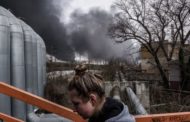 Ucraina, gli orrori della guerra: donne violentate davanti ai figli e poi uccise dagli invasori