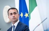 Diplomatici russi via dall’Europa. L’Italia ne caccia 30: “Sono agenti”