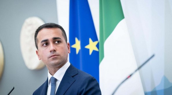 Diplomatici russi via dall’Europa. L’Italia ne caccia 30: “Sono agenti”