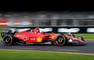 F1, la Ferrari di Leclerc vince a Melbourne. Sul podio Perez e Russell, ritiro per Verstappen