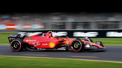 F1, la Ferrari di Leclerc vince a Melbourne. Sul podio Perez e Russell, ritiro per Verstappen