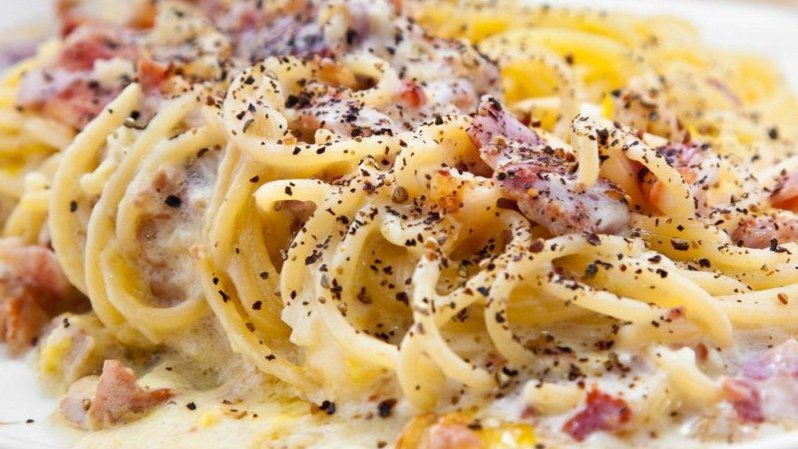 Carbonara, le ricette (discutibili) dei vip: da Ugo Tognazzi a Gwyneth Paltrow passando per Tom Cruise