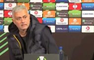 Il siparietto di Mourinho in conferenza stampa: 