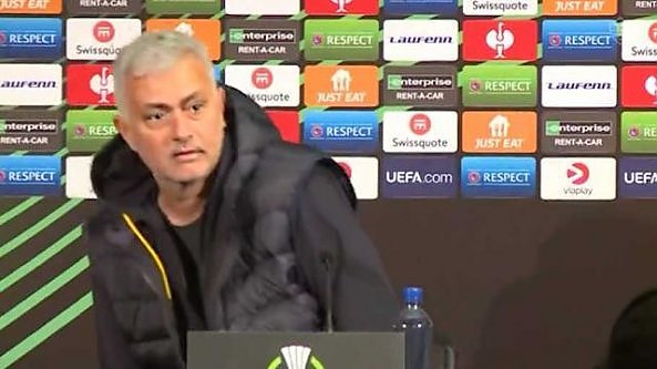 Il siparietto di Mourinho in conferenza stampa: 