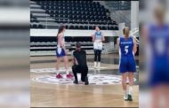 Partita di basket con sorpresa: proposta di matrimonio dell'arbitro alla giocatrice