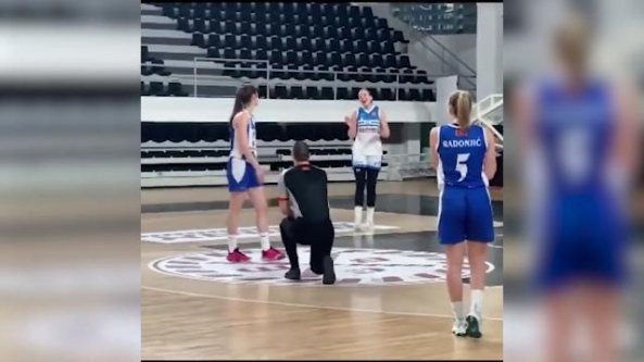 Partita di basket con sorpresa: proposta di matrimonio dell'arbitro alla giocatrice