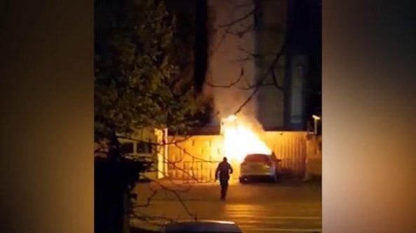 Auto contro il cancello dell'ambasciata russa: morto il conducente    