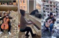 Dal pianoforte al violoncello, i musicisti suonano tra le rovine delle città ucraine