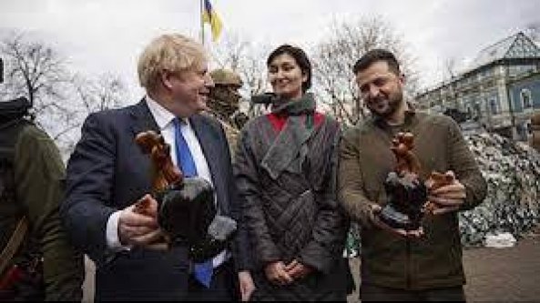 Il gallo in ceramica simbolo della resistenza ucraina regalato a Johnson e Zelensky