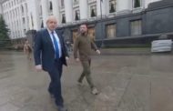 La singolare passeggiata di Zelensky e Boris Johnson per le strade di Kiev