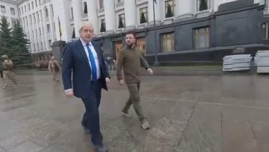 La singolare passeggiata di Zelensky e Boris Johnson per le strade di Kiev